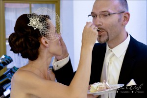 hochzeitsfotos-hochzeitstorte-anschneiden