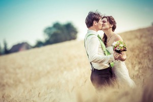 Brautpaar beim Fotoshooting im Kornfeld