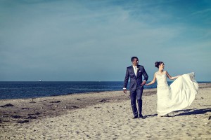 Brautpaar und Hochzeitsfilmer an der Ostsee