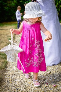 Kind streut Blumen zur Hochzeit