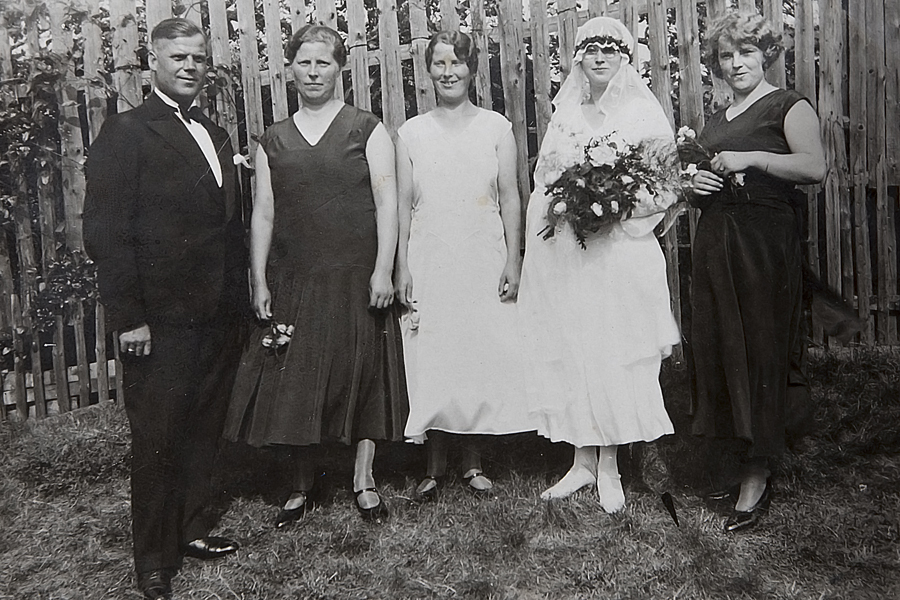 alte Fotoaufnahmen zur Hochzeit Familie historisch