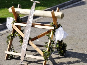 Baumstamm-sägen-Hochzeit