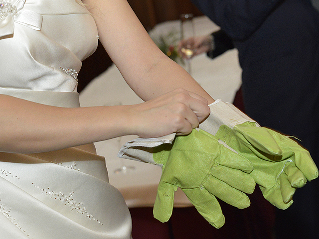 Hochzeitshandschuhe für die Braut fotografiert