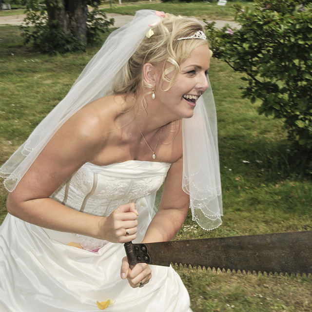 Hochzeit mit Braut und Baumstamm sägen als Hochzeitsbrauch