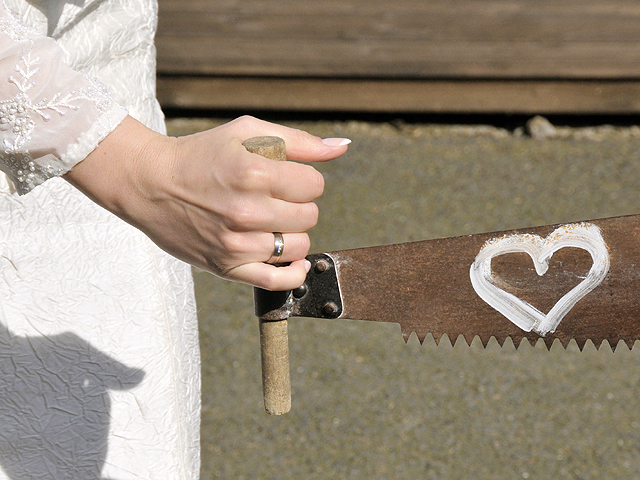 Säge zur Hochzeit ein Symbol mit Hochzeitsfotograf