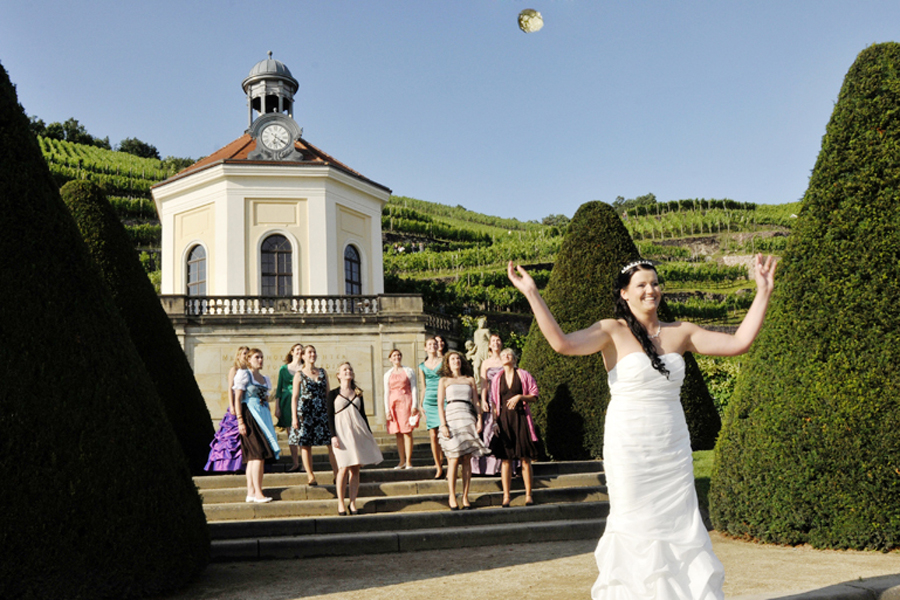 Hochzeitsfotografen auf Schloss Wackerbarth mit Brautstrauß