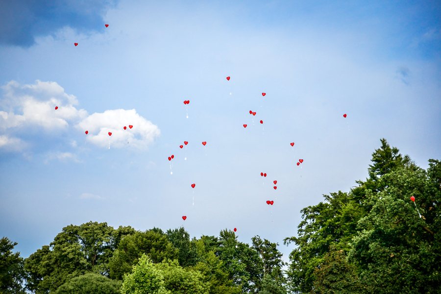 rote Herzen am blauen Himmel