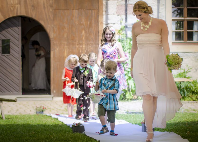 Blumenkinder streuen Blumen zur Hochzeit