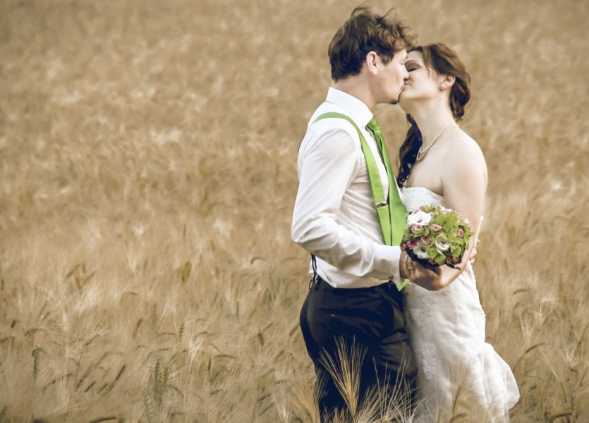 Brautpaar Kuss im Feld
