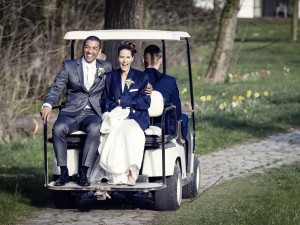 Brautpaar im Hochzeitsauto