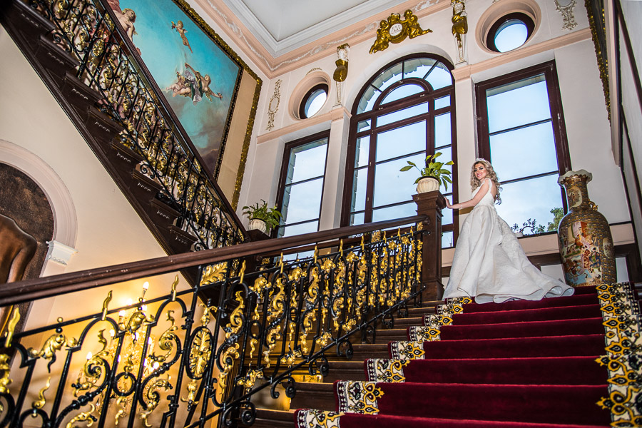 Braut auf Treppe
